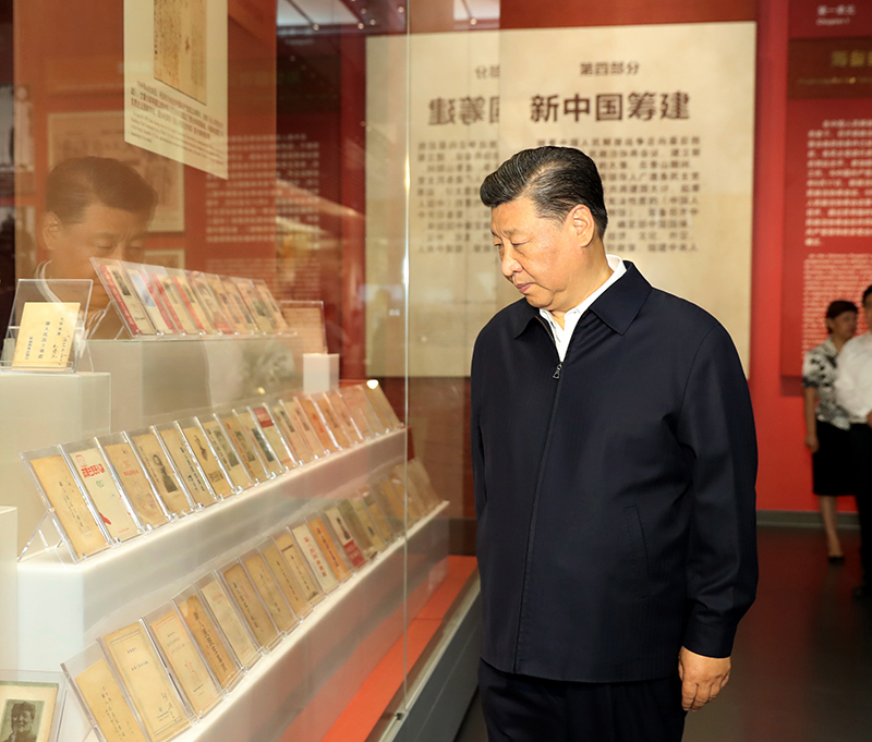 9月12日，中共中央總書記、國家主席、中央軍委主席習近平視察中共中央北京香山革命紀念地。這是習近平在香山革命紀念館參觀《為新中國奠基》主題展覽。