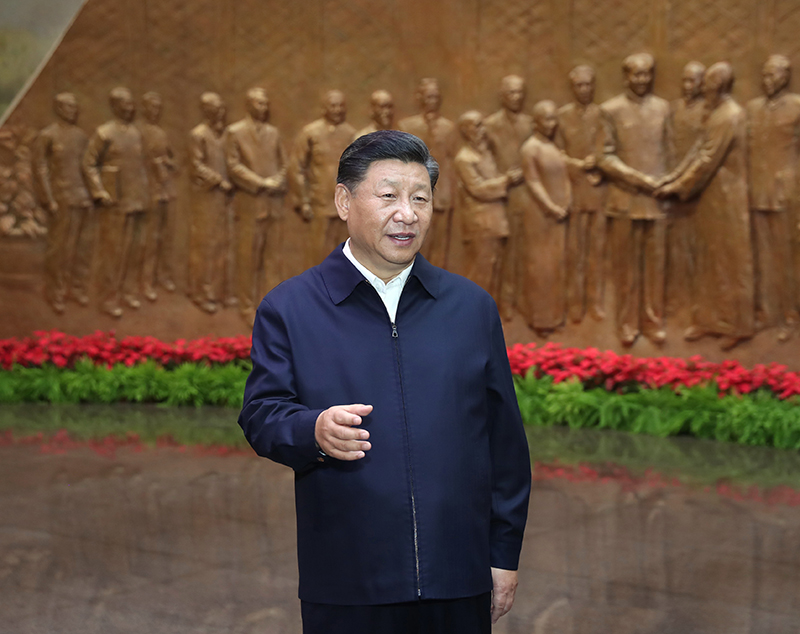 9月12日，中共中央總書記、國家主席、中央軍委主席習近平視察中共中央北京香山革命紀念地。這是習近平在香山革命紀念館參觀《為新中國奠基》主題展覽，并發(fā)表重要講話。