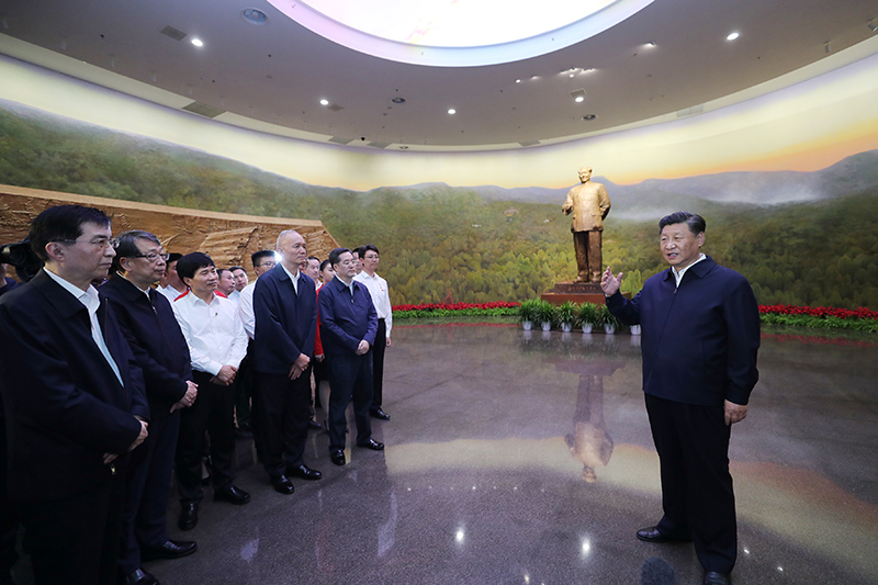 9月12日，中共中央總書記、國家主席、中央軍委主席習近平視察中共中央北京香山革命紀念地。這是習近平在香山革命紀念館參觀《為新中國奠基》主題展覽，并發(fā)表重要講話。