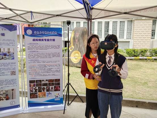 圖片包含 建筑, 女人, 站, 播放
描述已自動(dòng)生成