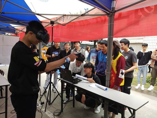 圖片包含 人, 建筑, 戶外, 男人
描述已自動(dòng)生成