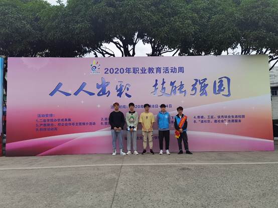 圖片包含 戶外, 路, 站, 前
描述已自動(dòng)生成