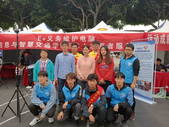 圖片包含 戶外, 人, 一群, 對(duì)著
描述已自動(dòng)生成