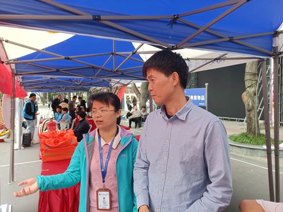 圖片包含 人, 戶外, 男人, 站
描述已自動(dòng)生成