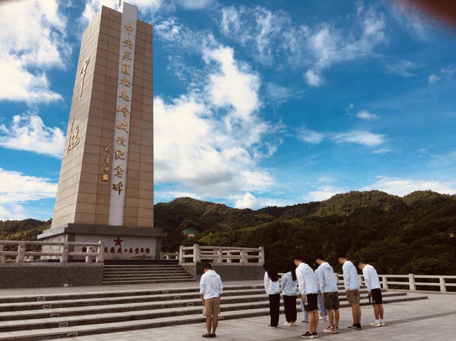 實(shí)踐隊(duì)向松毛嶺戰(zhàn)役中犧牲的烈士鞠躬默哀。福建船政交通職業(yè)學(xué)院供圖
