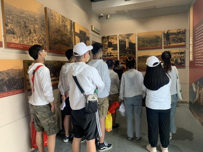 在福建省蘇維埃政府舊址聆聽(tīng)革命先輩事跡。福建船政交通職業(yè)學(xué)院供圖